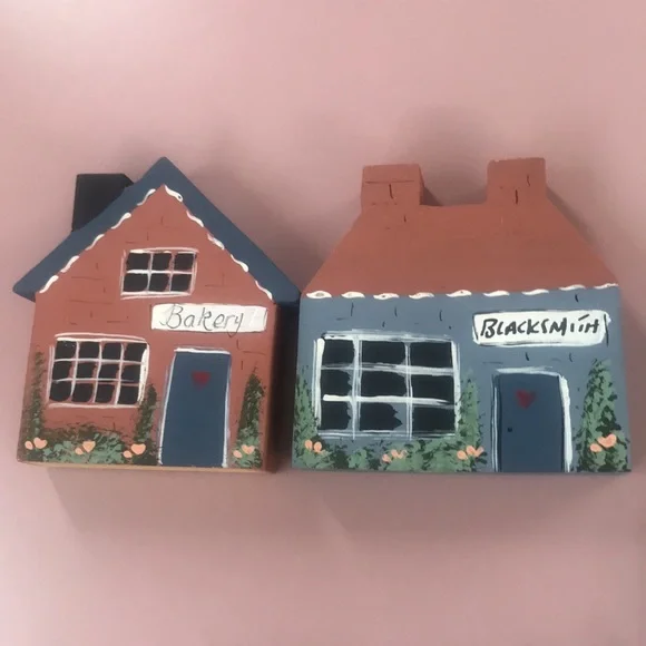 Wooden Houses- 7- 4 smaller ones, 3 larger ones - Picture 2 of 6